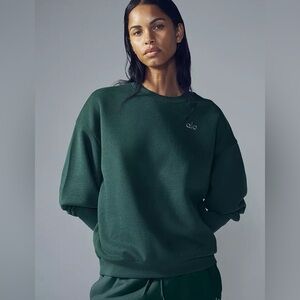 Alo Yoga Accolade Crew Neck Pullover in Limited Edition Midnight Green, Size M